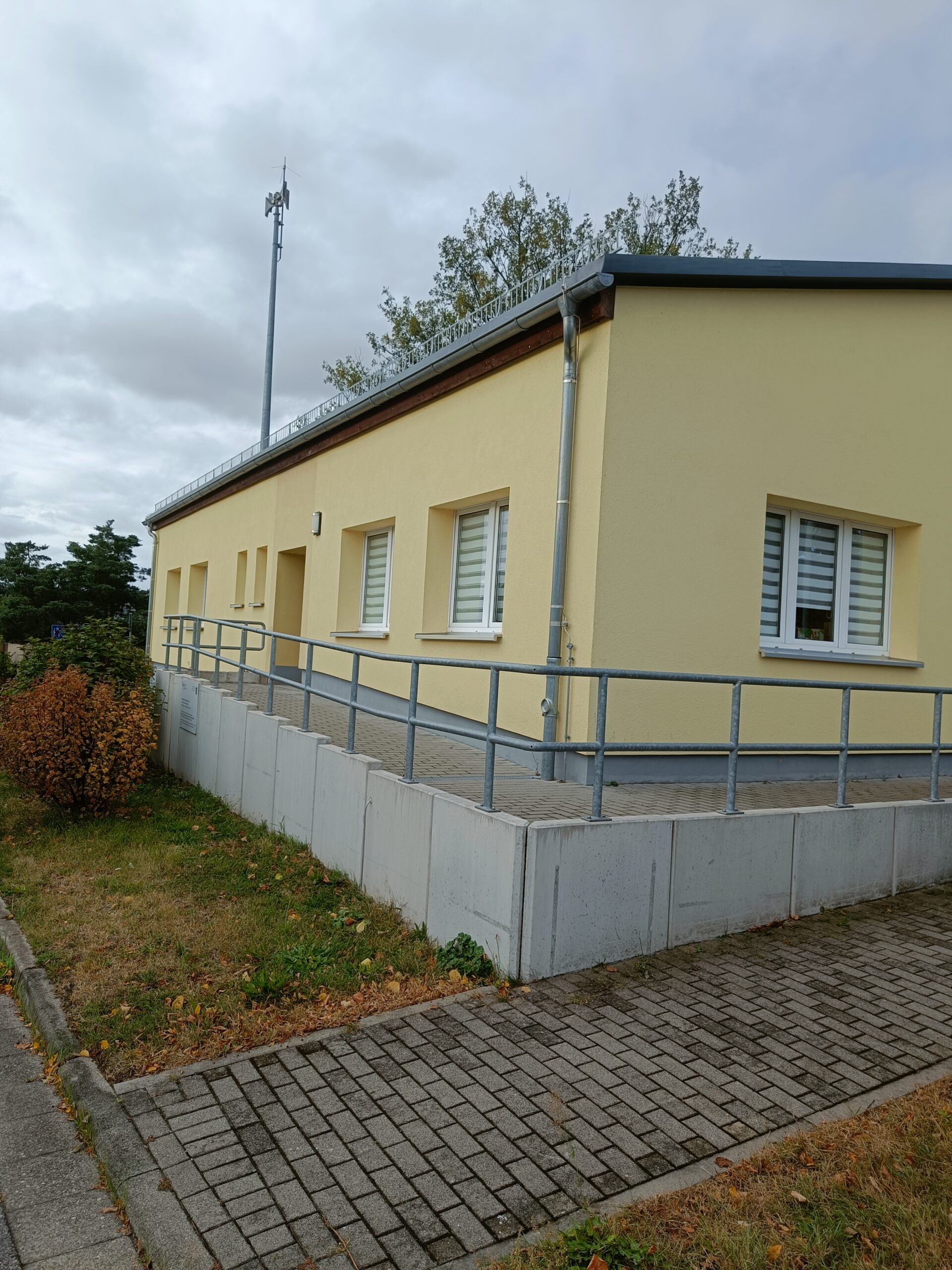 Das Wahllokal in Reibitz, direkt an der Kirche - Feuerwehr.