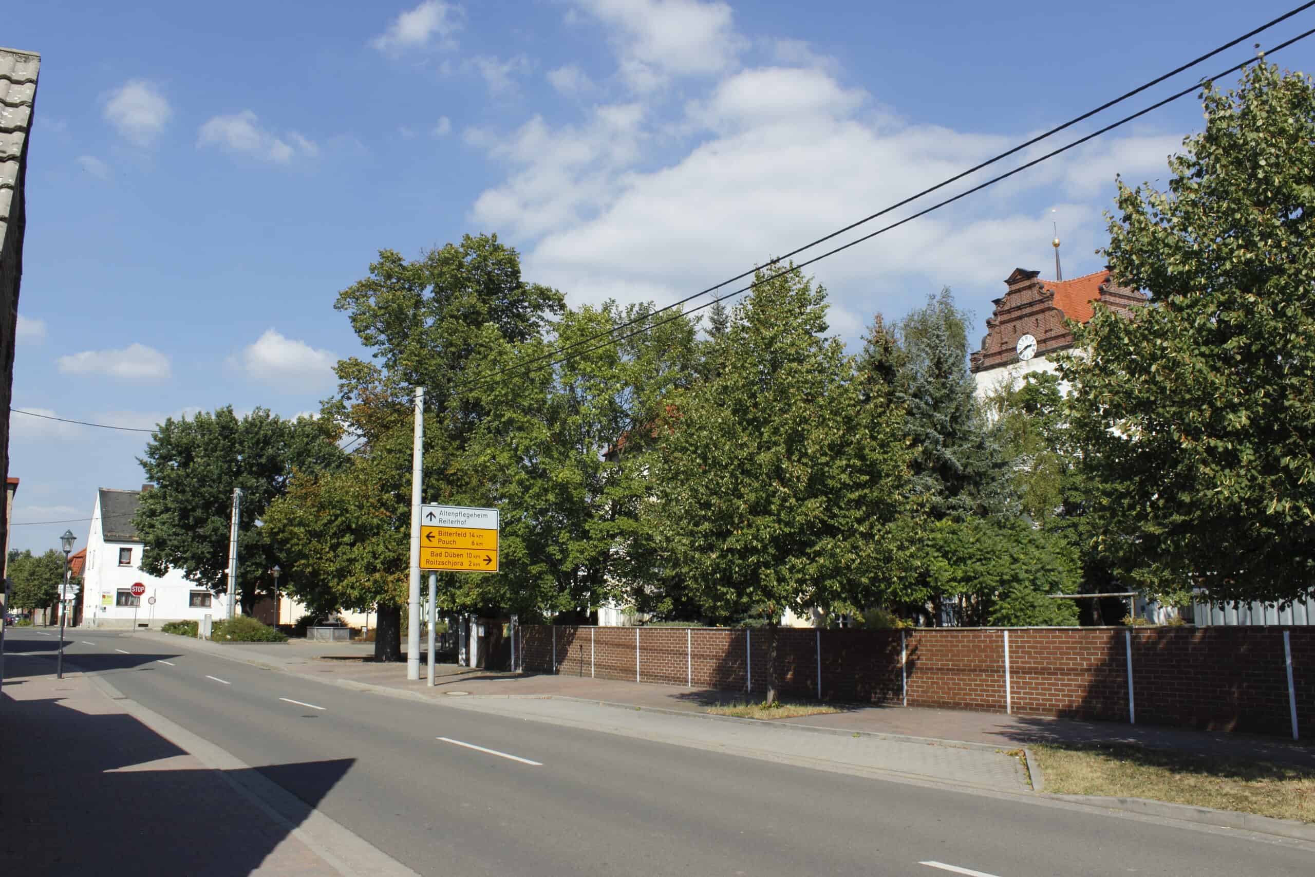 Ortseingang Löbnitz, Delitzscher Str.. Hier findet die Wahl zum Gemeinderat in Löbnitz statt.