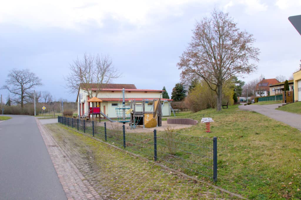 Wahllokal in Sausedlitz, Feuerwehr und Spielplatz sind gegenüber.