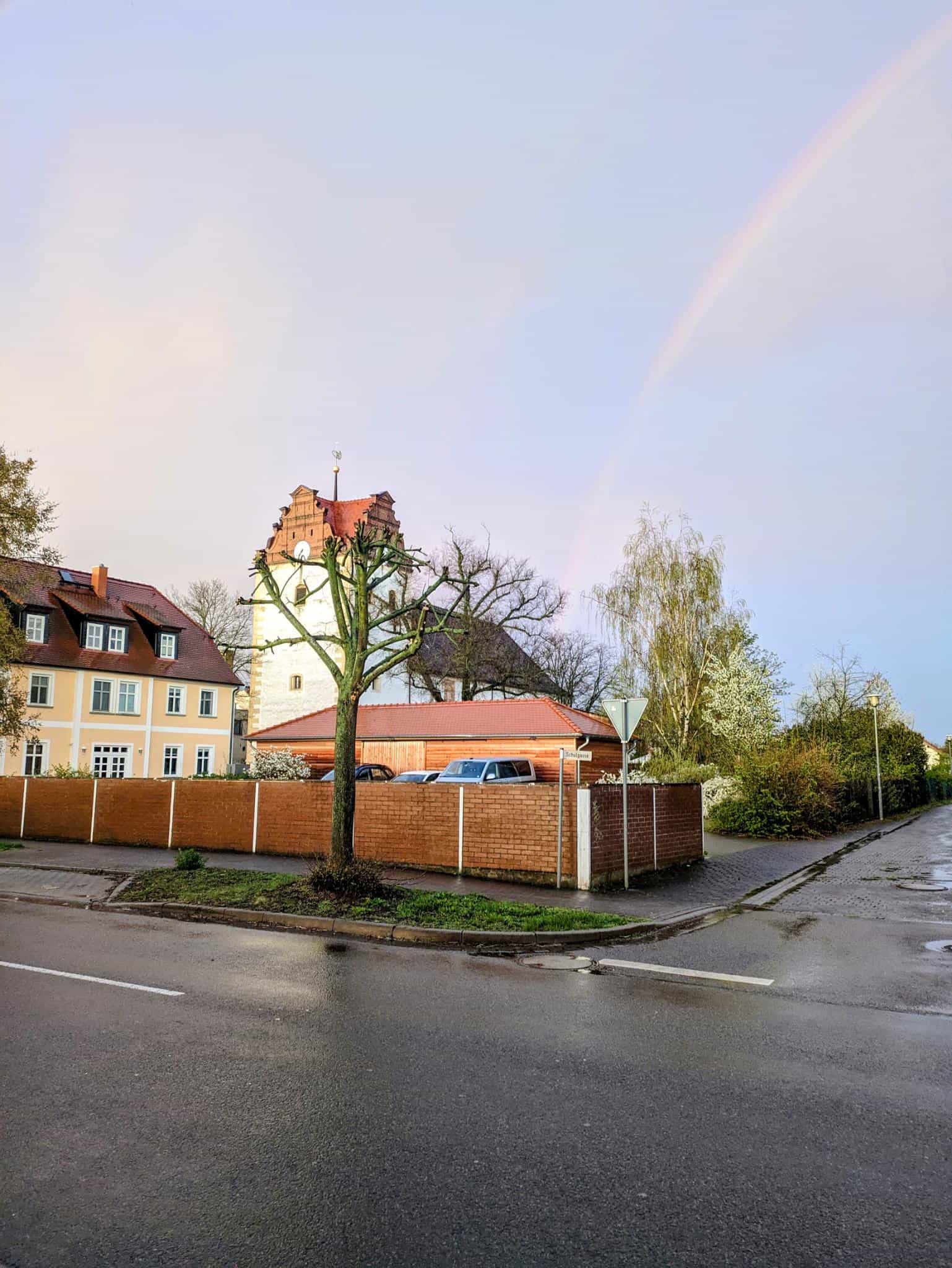 Die Kirche in Löbnitz nach einem Regen, inkl. Regenbogen.